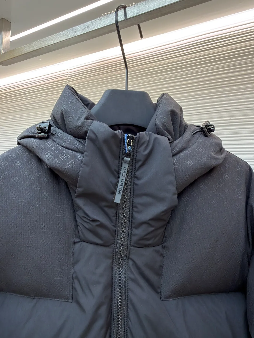 LOUIS VUITTON spliced old flower cotton jacket ●Original version: Purchased and developed for 28900 ●Item number: 1681599-D05 ●Fabric: white goose feather fabric ●Technology: printing production ●Color: black ●Version: fitted version ●Weight: about 1095 grams ●Size: 46-48-50-52 ●Description: This belted jacket is made of a mixed fabric of yoke and integrated into the collar. It is embellished with a non-detachable hood, embossed at the splicing, minimonogram embossed environmentally friendly lining with lightweight texture, thermal insulation and customized hardware accessories. The fabric speaks of sustainable and ethical design, and the left sleeve is uniquely decorated with a Louis Vuitton leather leather patch with silicone patch. The overall wiring is straight and delicate, the fabric is comfortable and soft, and the color is consistent without color difference. It can be matched with the same style to create a fashionable look and control various occasions. Customized accessories, complete with three standards, same style for men and women!